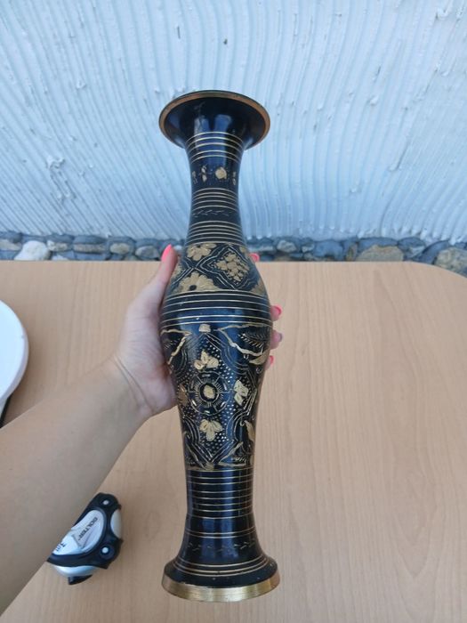 Бронзова ваза с гравюри цена 45лв