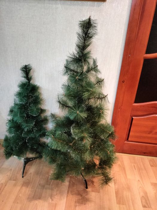 Продам две елки.
