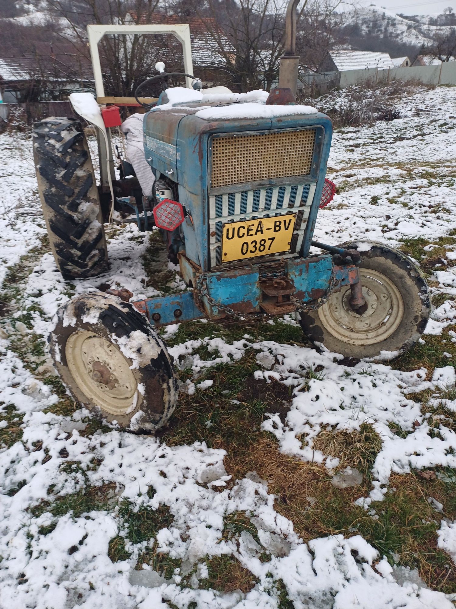 Vând  tractor ford 4000 bloc fisurat