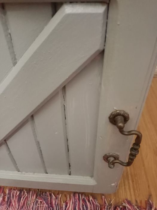 Dulap din lemn, vopsit gri