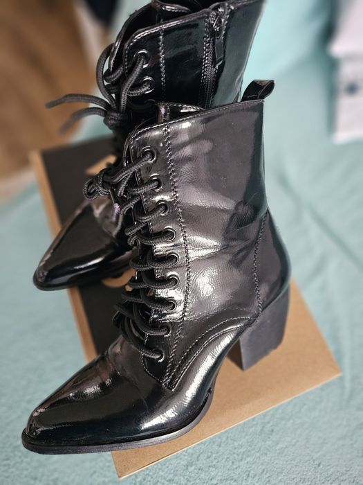 Vând ghete damă lăcuite mărimea 37 !