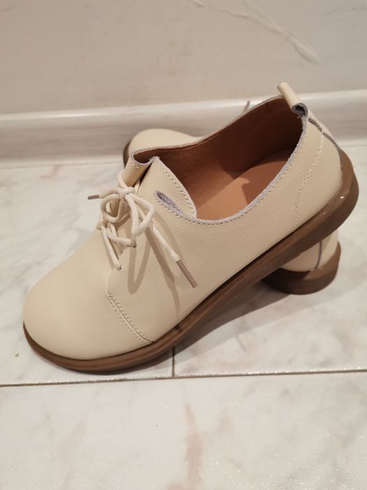 Продавам дамски кожени обувки 37 номер