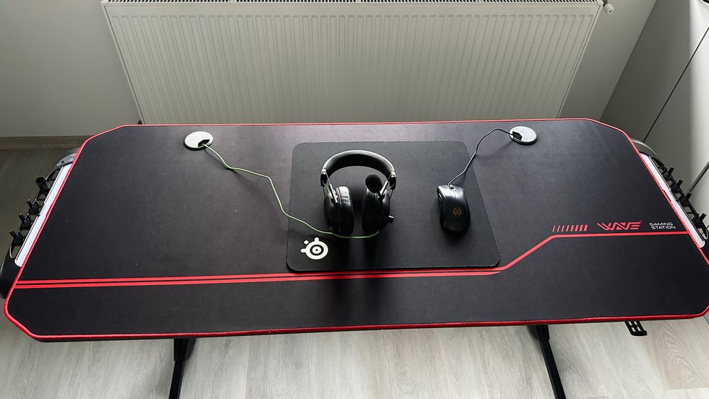 Masă de gaming, căști Razer, mouse Zowie și mouse pad