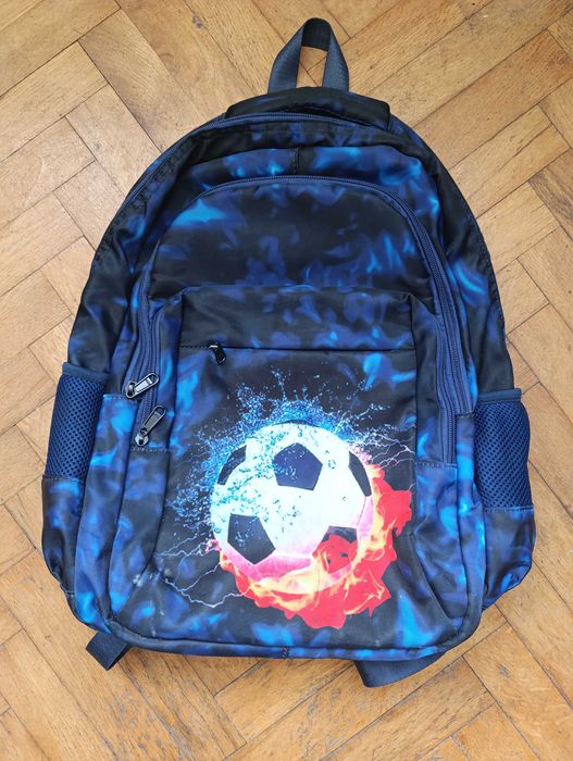 Раница с футболна топка за училище