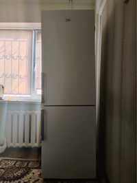 Продается холодильник Beko RCSK339M21W