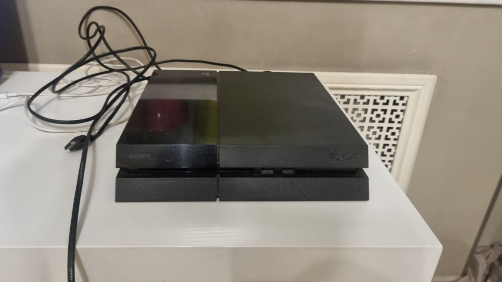 Playstation 4 с 3 контроллерами