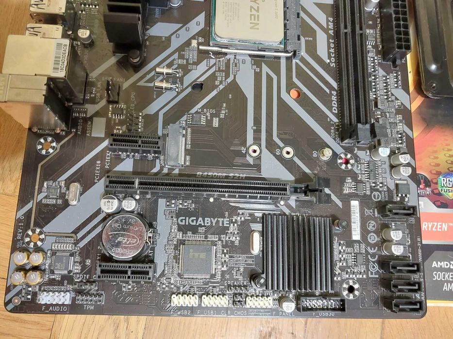AMD Ryzen 5 3600 + Gigabyte B450M S2H