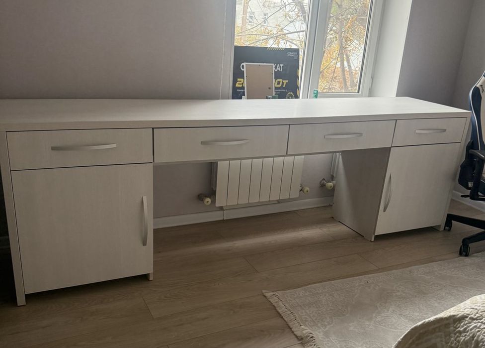 Стол письменный.