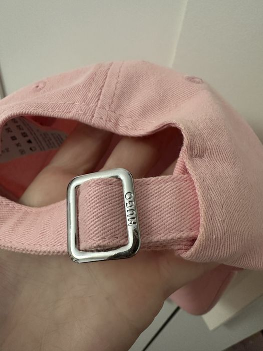 Розова дамска шапка HUGO с козирка от текстил