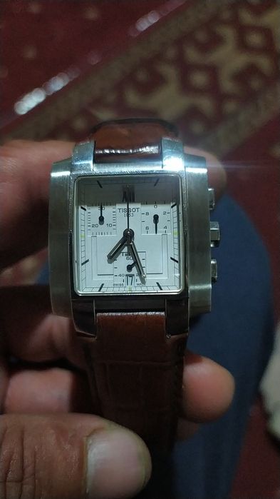 Часы наручные кварцевые