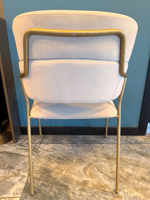 ЕЛЕГАНТЕН ДИЗАЙНЕРСКИ СТОЛ - Крем кадифе и златни крака