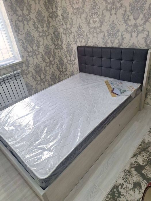 Полтора спальная кровать.