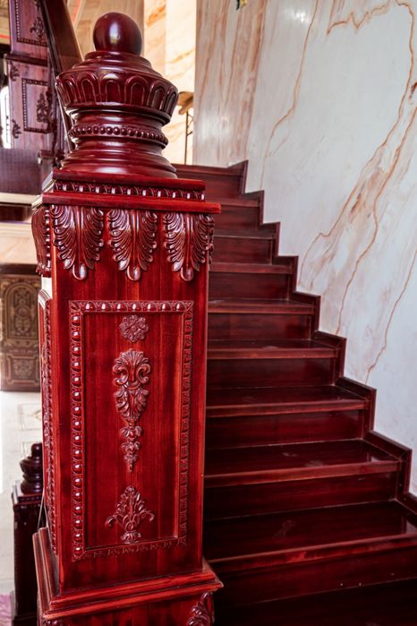 Scara sculptata, balustrada, baluștri, mână curentă.trepte, plinta