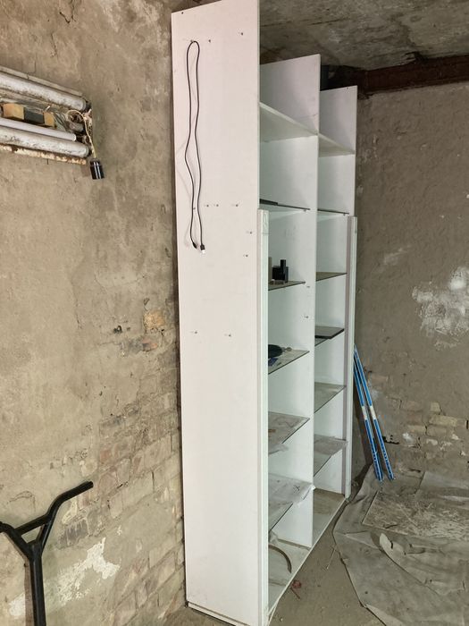 Шкаф стеллаж со скелянными полками
