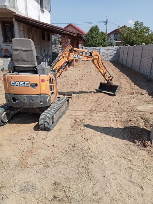 Miniexcavator cu picon pamant vegetal si nisipos