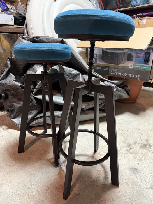 Vand doua scaune de bar tapitate cu inaltime reglabila