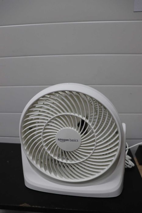 Преносим настолен вентилатор Amazon Basics, 18см, тихо охлаждане, 3ск.