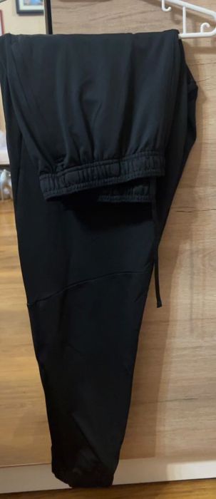 Продавам анцуг на Nike оригинален обаче е носен!!!