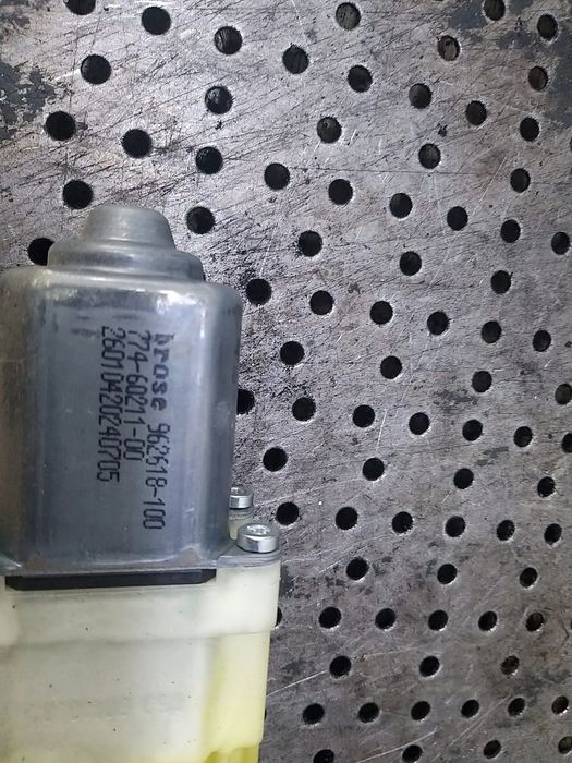 Motoras macara dreapta spate vw passat b6 3c 962618100 7746021100 3c0959794 974228135 3c0959704