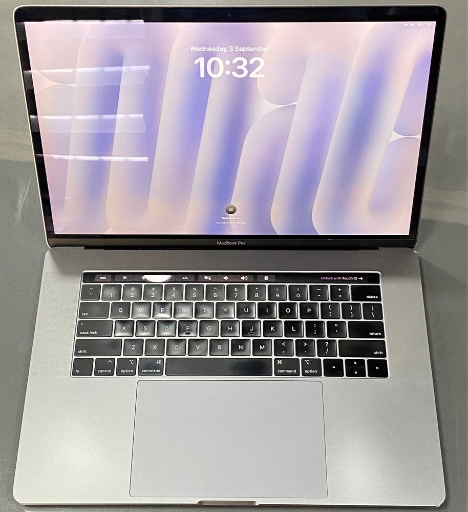 Macbook Pro 2018 sotiladi i7 16/256 katta ekranlik