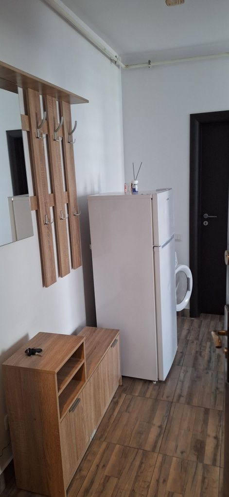 Închiriez studio