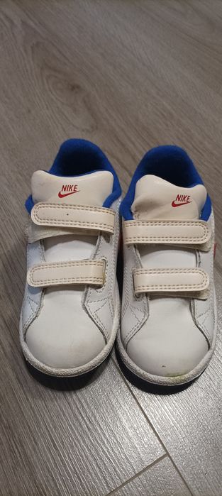 Vând adidasi Nike
