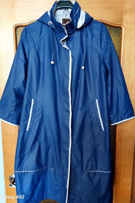 В продаже  плащ женский.