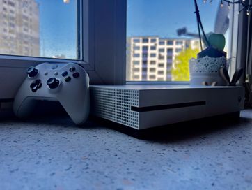 Xbox 1 S +3 игри и джойстик подарък.Доста запазен и с кутия.