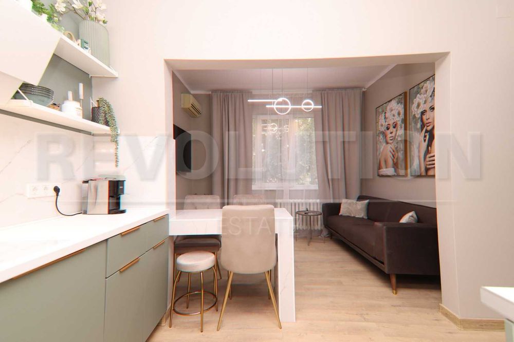 Продава се Тристаен апартамент в София, Център - 68 кв.м за 4045 €/кв.м - Снимка #2