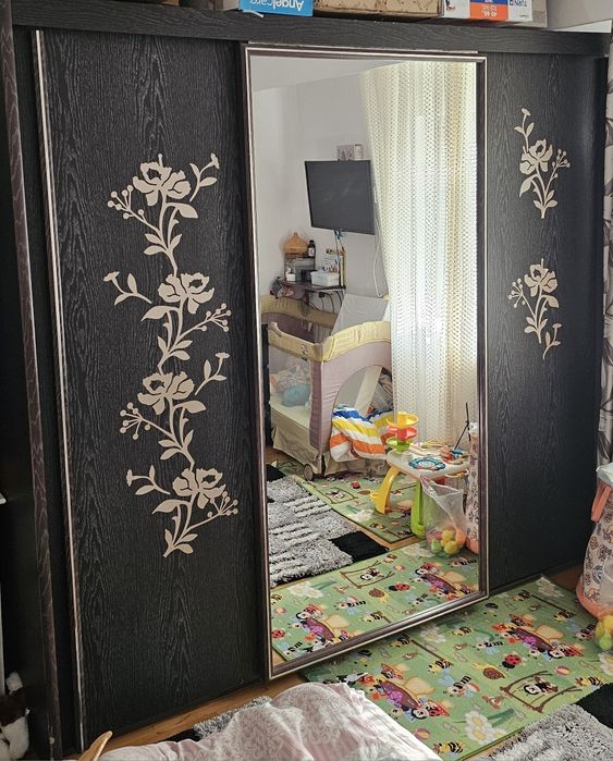 Vând dulap,  comanda cu 3 sertare si 2 covoare