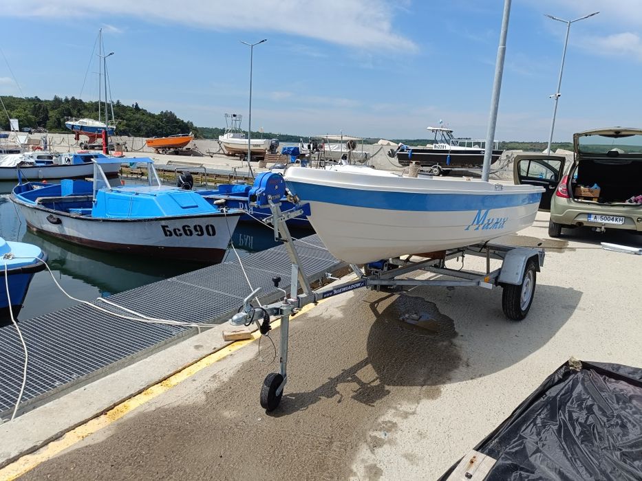 Лодка с чисто нов колесар, с регистрация и мотор