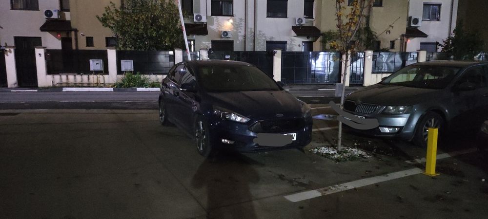 Închiriez loc de parcare.