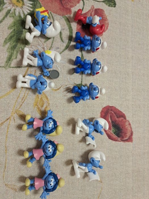 Strumfi . Ofer la schimb pe cei din prima fotografie pentru ceilalți 3