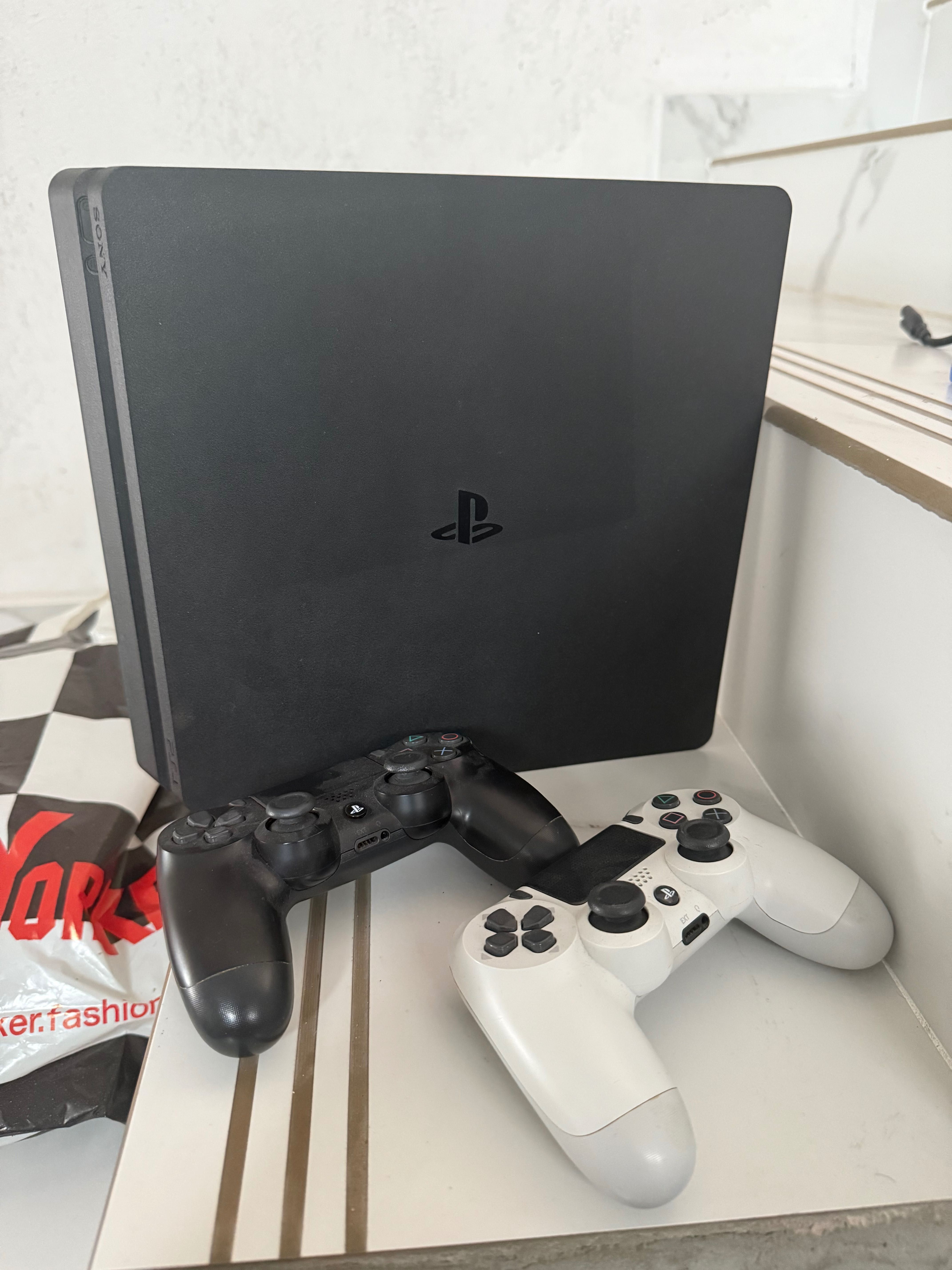 Playstation 4 1TB с 2 джойстика