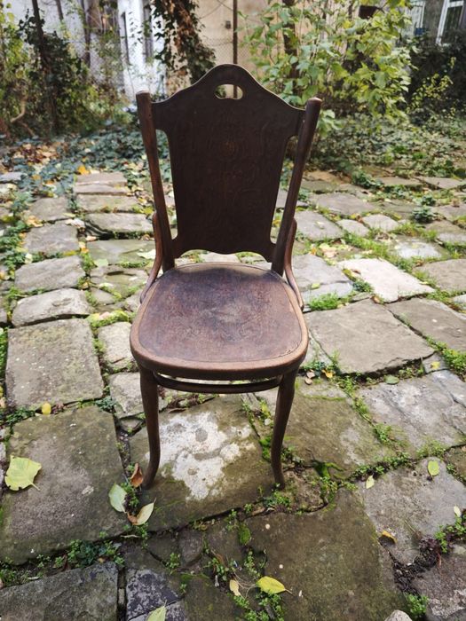 стар уникален дървен стол