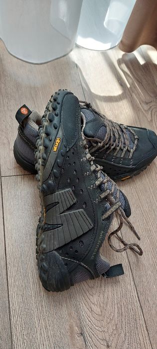 Vând pantofi drumetie