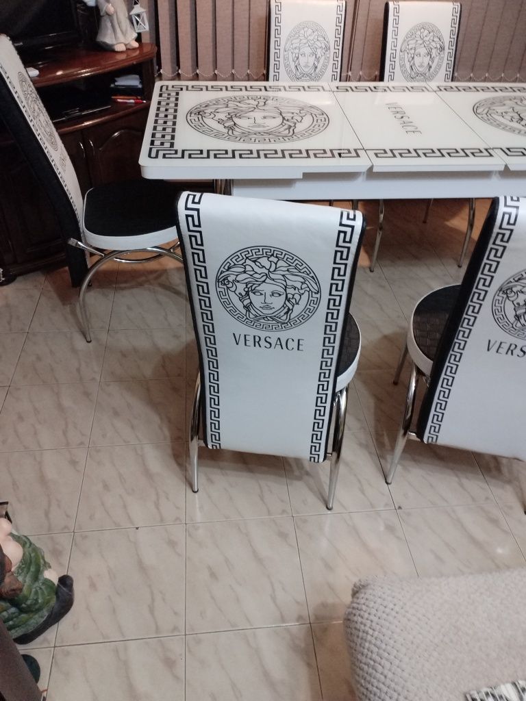 Продавам разтегателна трапезна  маса VERSACE  комплект с 6 стола