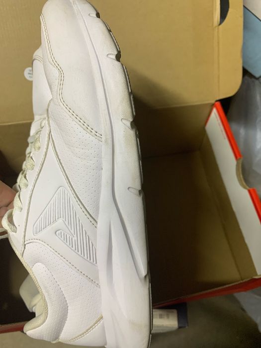 Белые мужские кроссовки