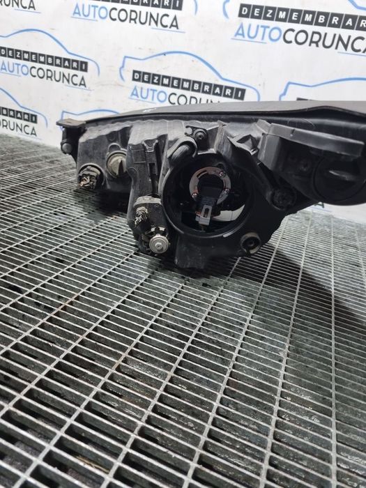 Far Dreapta Hyundai IX35 2010 - 2019 SUV 4 Usi (1145) Fara xenon LED