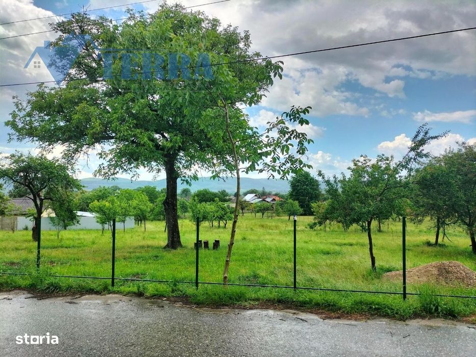 Vând teren pentru casă la circa 8 km de Mioveni.