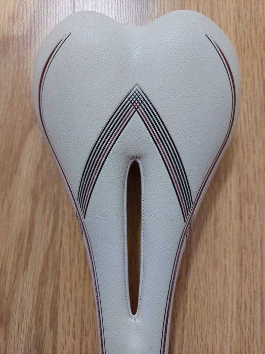 Șa bike Velo Senso Pro 131 x 275 mm
Alba Șine CrN/Ti 219 g NOS 0003-B3