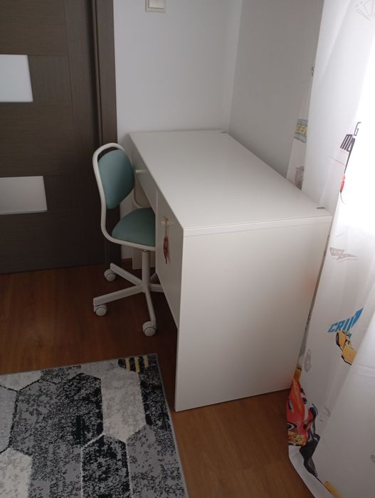 Vând birou in stare foarte buna.