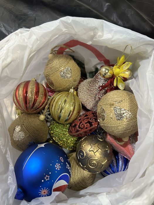 Продается ёлка 160см в отличном состояние с игрушками