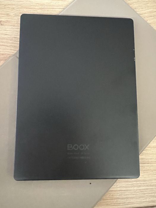 Onyx Boox Poke 5 с магнитен калъф