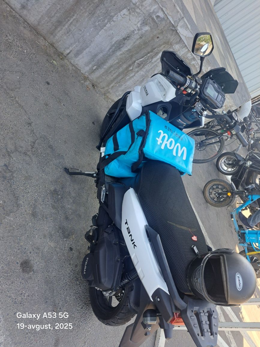 Skuter sotiladi tank
