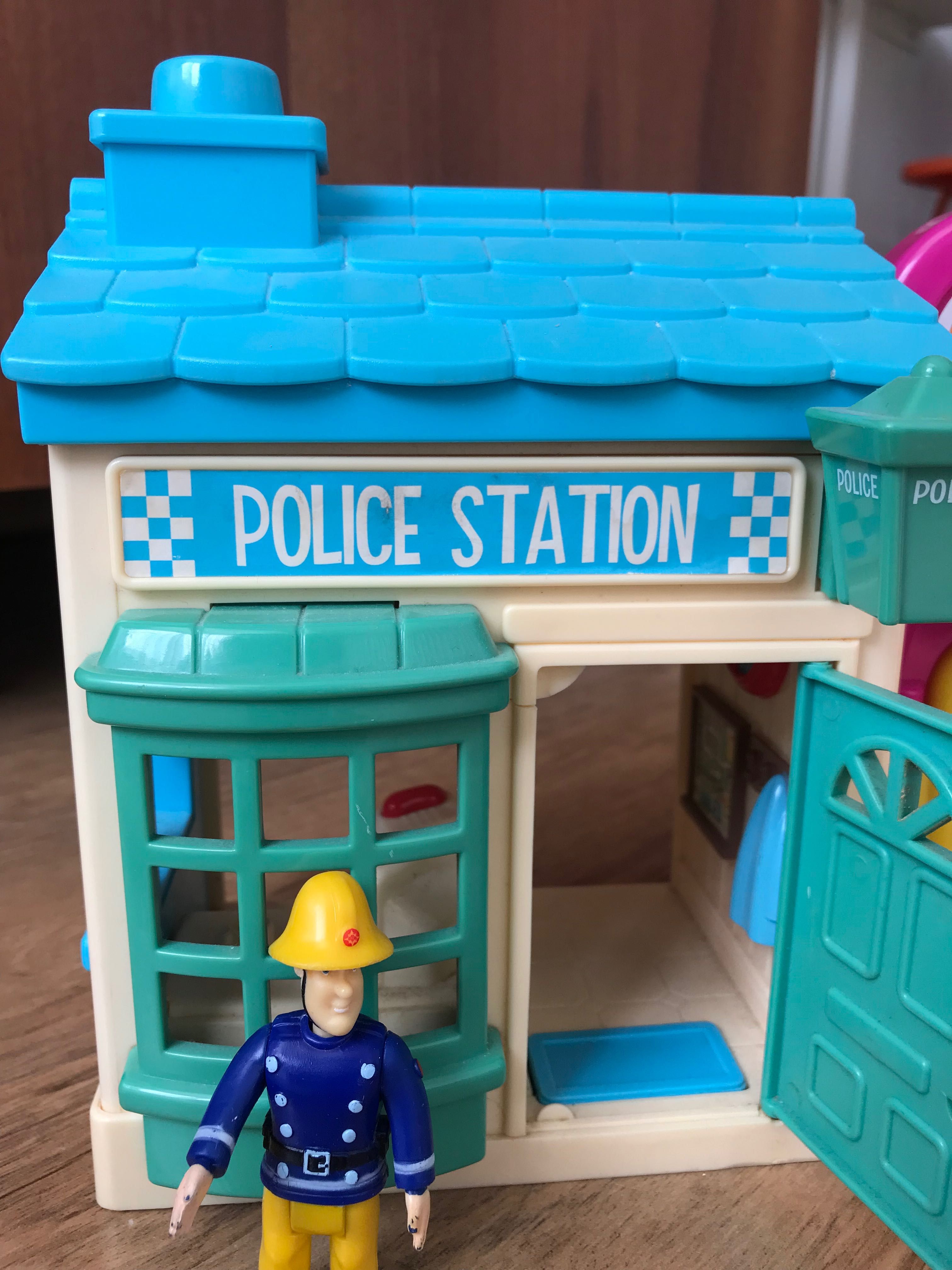 Casuta de poliție cu figurină și alte jucarii