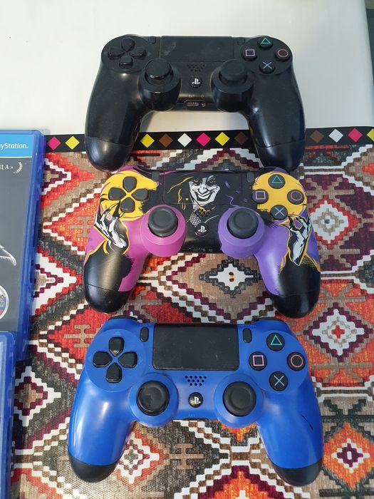 Sony Playstation 4 с 3 оригинальными джойстиками и 5 дисков