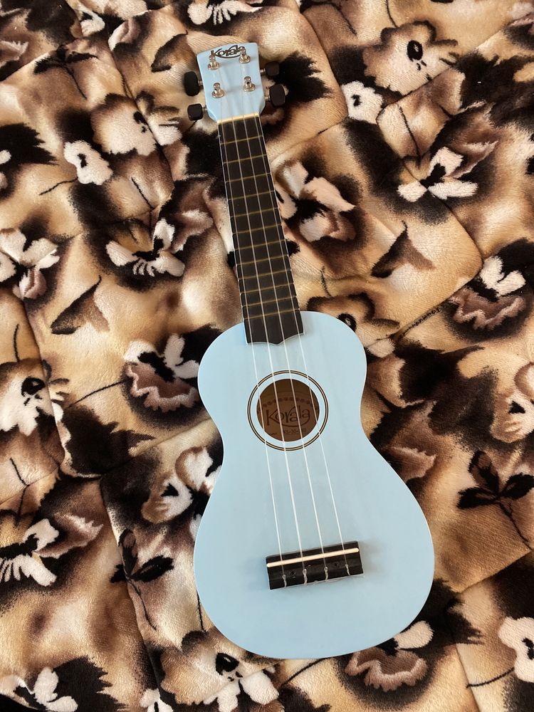 Ukulele de culoare albastra, in stare perfecta