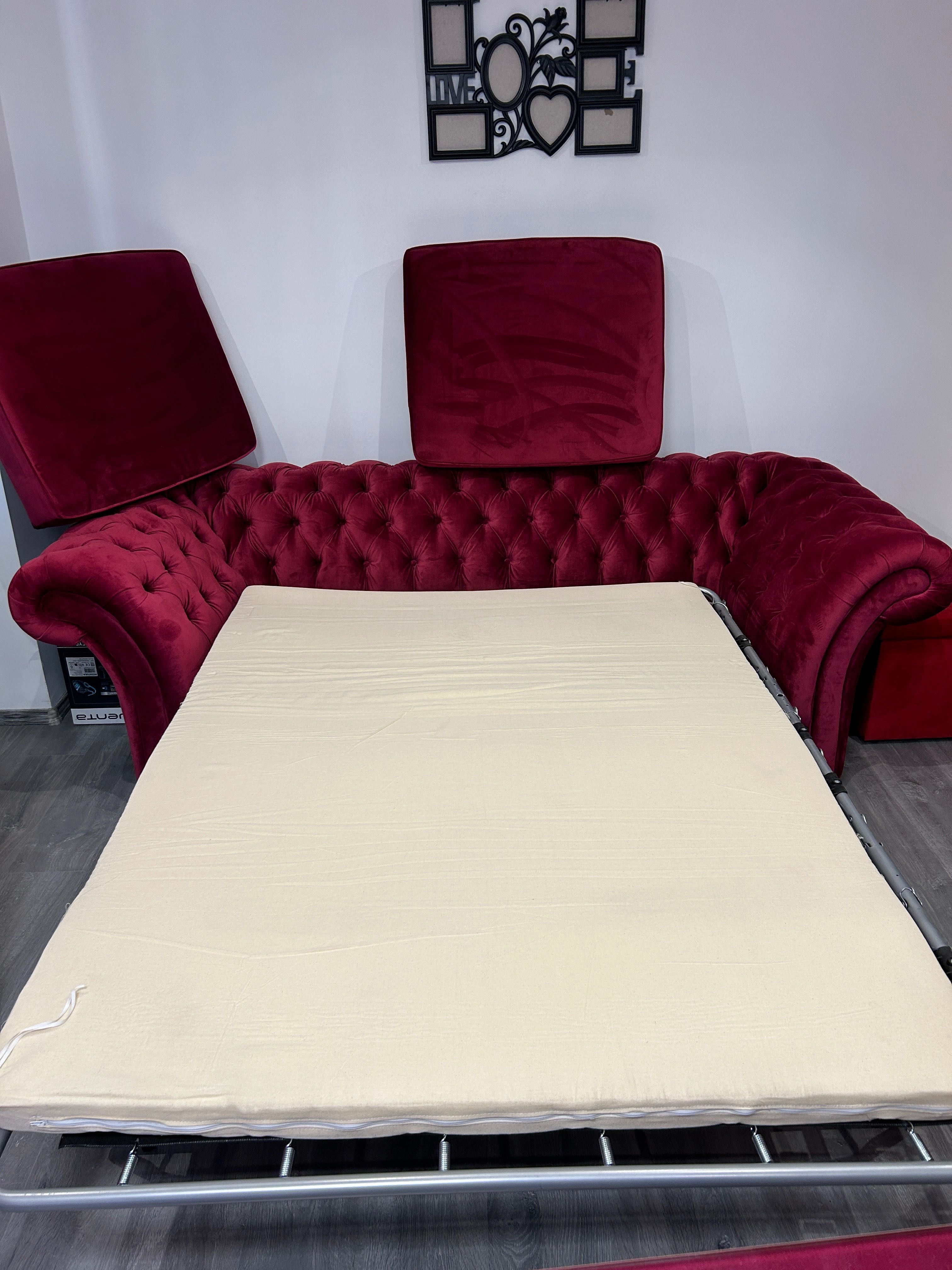 Vând canapea roșie extensibila nouă + masă extensibila și 4 scaune.