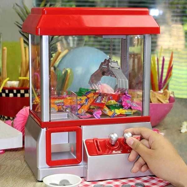 Aparat interactiv de prins bomboane si jucarii